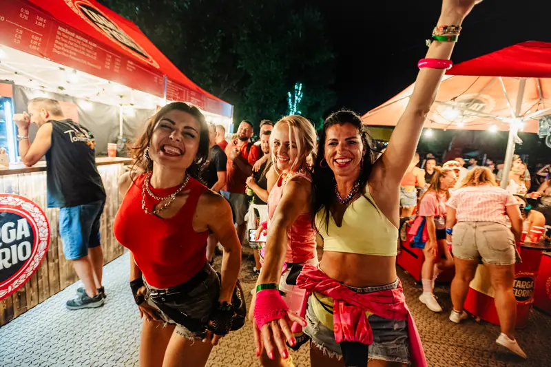 Tanec pri stánkoch počas festivalovej noci