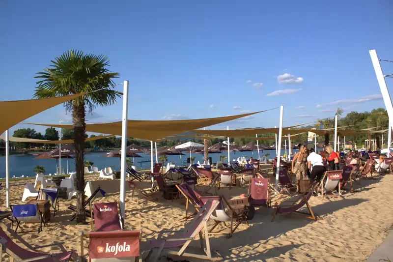 Beach bar s lehátkami pri vode